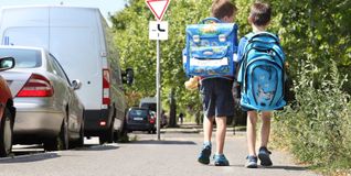 Vor dem ersten Schultag sollten Eltern den Weg zur Schule mit ihren Kindern mehrmals gemeinsam ablaufen.